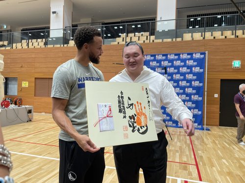 Сүмогийн их аварга NBA-гийн од хоёр дурсгалын зүйлс солилцов