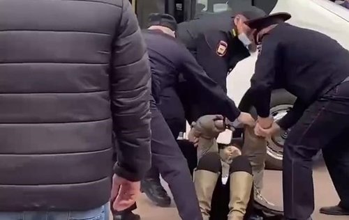 Тувад дайчилгааг эсэргүүцсэн жагсаал өрнөж, олон хүн саатуулагджээ