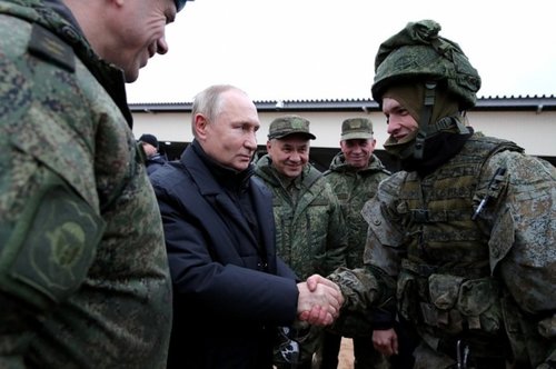 Путин дайчлагдсан цэргүүдийн сургалтын төвд очиж, винтовоор бууджээ