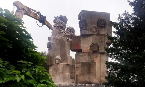 Зөвлөлтийн дайчдын хөшөөг буулгах ажил Польшид үргэлжилж байна