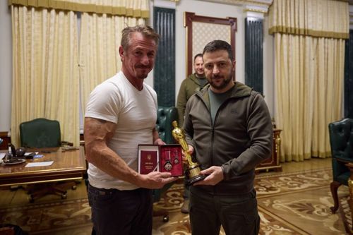 Шон Пенн Киевт очиж, Оскарын шагналаа Зеленскийд хадгалуулжээ