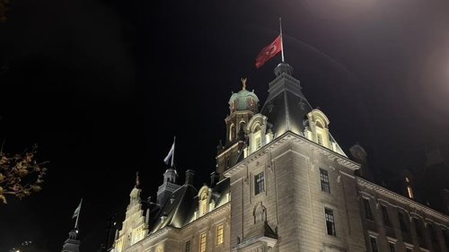 Нидерланд Истанбулд амиа алдсан хүмүүсийн дурсгалыг хүндэтгэн Туркийн далбааг мандуулжээ