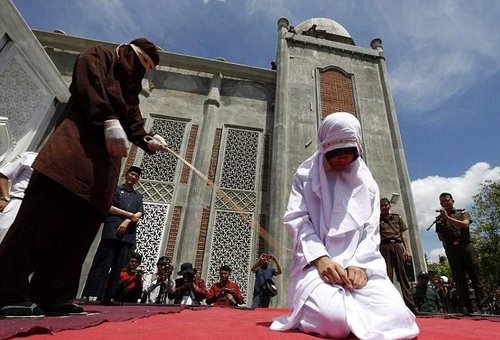 Афганистанд олны өмнө цаазлах, хурууг нь тайрах зэрэг шийтгэл оноодог шариатын хуулийг баримтална