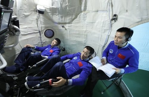 БНХАУ Шэньжоу-15 сансрын хөлгийг хөөргөнө
