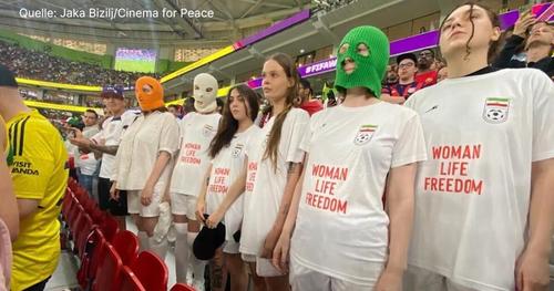 КАТАР-2022: Оросын “Pussy Riot” хамтлаг иранчуудыг дэмжсэнийхээ төлөө хөөгджээ