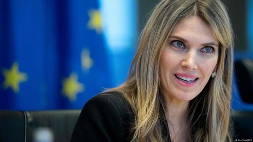 Европарламентын дэд дарга асан Ева Кайли хоригджээ