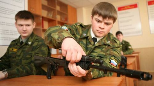 Оросын сурагчдад цэргийн бэлтгэлийн хичээл орж, автомат буу эзэмшихийг заана