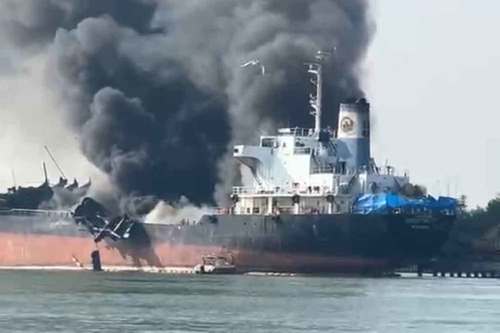 Таиландад газрын тос тээвэрлэгч хөлөг онгоц дэлбэрчээ