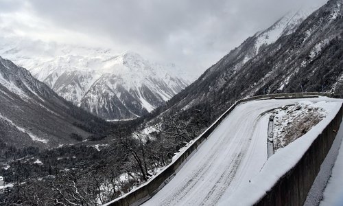 Төвдөд цасан нуранганд даруулж найман хүн амиа алджээ