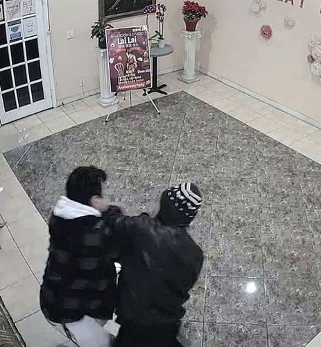 ВИДЕО: АНУ-д олон хүнийг хөнөөсөн зэвсэгт этгээдийг саатуулж буй залуугийн бичлэг цацагджээ