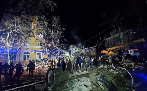 Оросын пуужин дахин орон сууцны барилга онож, гурван хүн амиа алджээ
