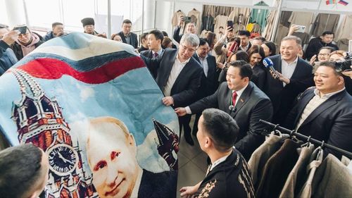 Монголд урласан, Путиний хөрөгтэй хивсийг Буриадын тэргүүн худалдан авчээ