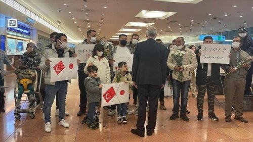 Эх оронд нь тусалсан аврагчдыг Япон дахь туркүүд талархан угтжээ