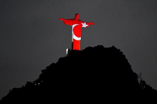 Христийн хөшөөг Турк, Сирийн далбааны өнгөөр гэрэлтүүлжээ