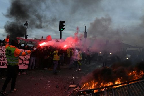 Макрон маргаантай хуулийг түлхэж, Парист эмх замбараагүй байдал дэгдэв