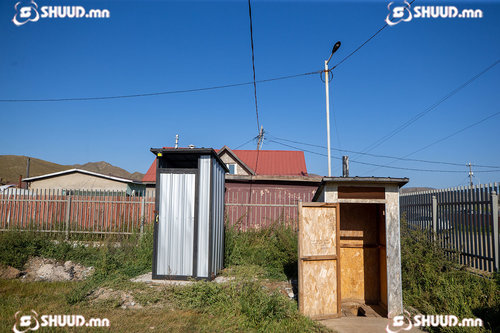 Нүхэн жорлон хөрсөнд нэвчиж, Улаанбаатарын газрын доорх гүний усыг бохирдуулж байна