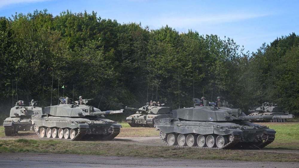 Их Британи Украинд 14 танк хүлээлгэн өгчээ