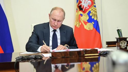 Путин гадаадын хоёр компанийн өмчийг хураах зарлиг гаргажээ