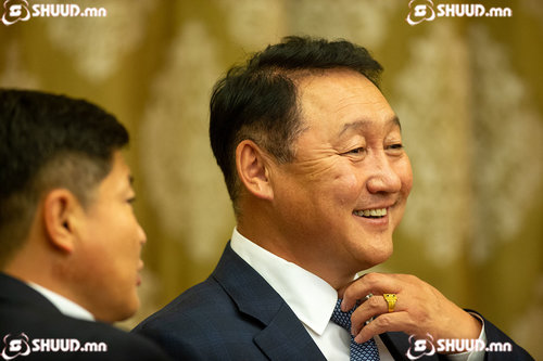 Авлигын хэргээр саатуулагдсан Д.Тогтохсүрэн автомашингүй