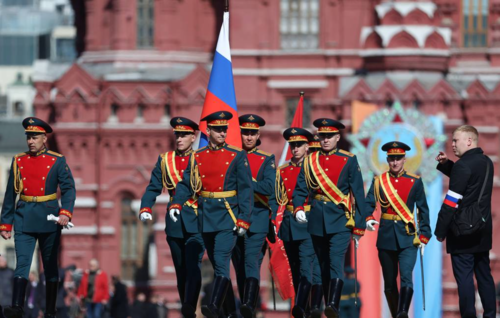 Москвагийн Улаан талбайд Ялалтын баярын парад эхэллээ