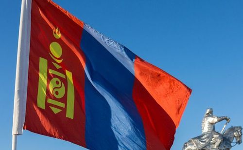 ОХУ-ын газрын тос тээвэрлэгчид хоригоос зайлсхийхийн тулд Монголын далбааг ашиглана