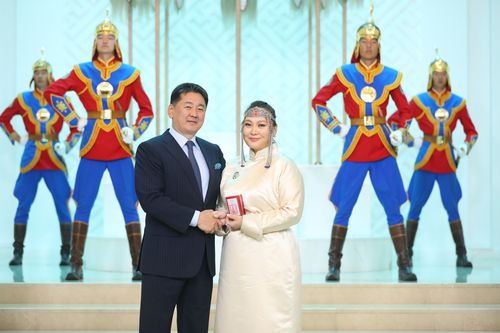 Ерөнхийлөгч У.Хүрэлсүх ээжүүдэд Алдарт эхийн одон гардуулж байна