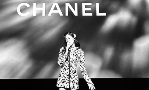 Женни Chanel-2023 арга хэмжээнд тусгай үзүүлбэр үзүүллээ