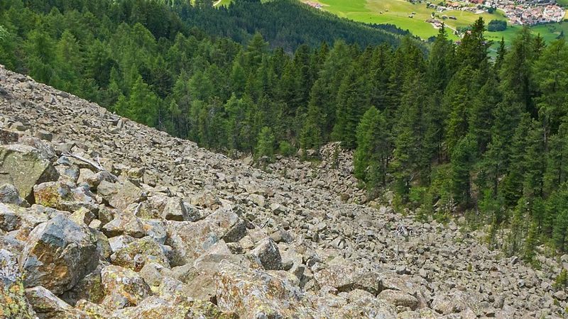 Уулын чулуу нурж, автобусан дээр унасны улмаас олон хүн амиа алджээ