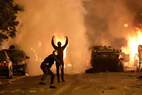 Францад үймээн үргэлжилж, олон зуун хүн баривчлагдав