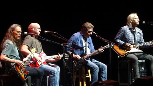 Eagles рок хамтлаг сүүлчийн тоглолтоо толилуулна