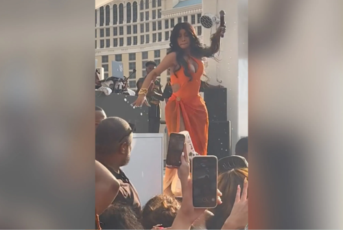 Реппер Cardi B тоглолтынхоо үеэр танхайрчээ