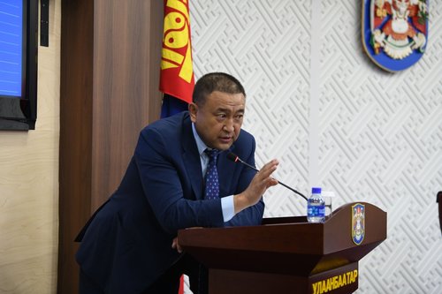 Аргаа барсан Б.Чойжилсүрэн буюу алтан дээр суусан гуйлгачингууд