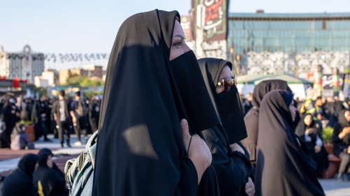 Насанд хүрээгүй охидыг хижаб өмсөхийг шаардахгүй байх шийдвэрийг Иранд гаргажээ