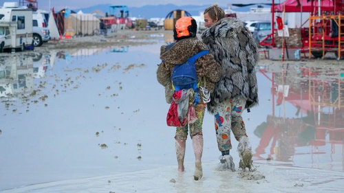 Аадар борооны улмаас Burning man наадмын 70 мянган үзэгч цөлд гацжээ