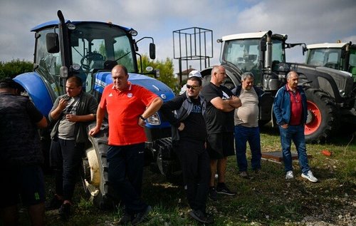 Болгарын фермерүүд Украинаас үр тариа импортолж байгааг эсэргүүцэн, зам хаажээ