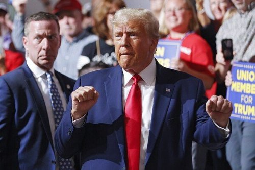 Трамп ажил хаялт зарласан автомашины салбарынхантай уулзаж, Байденыг буруутгав
