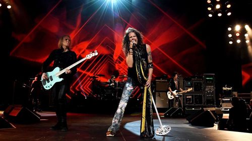 Стивен Тайлер гэнэт өвдсөний улмаас Aerosmith аялан тоглолтоо хойшлуулав