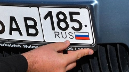 Латвид Оросын дугаартай машиныг хураах хууль батлагдав