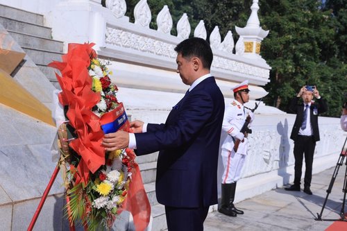 Ерөнхийлөгч У.Хүрэлсүх нэр нь тодроогүй дайчдын хөшөөнд цэцэг өргөлөө