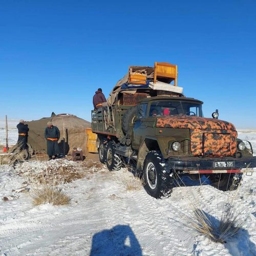 Зэвсэгт хүчний албан хаагчид цасанд боогдсон айлуудыг нүүлгэж байна