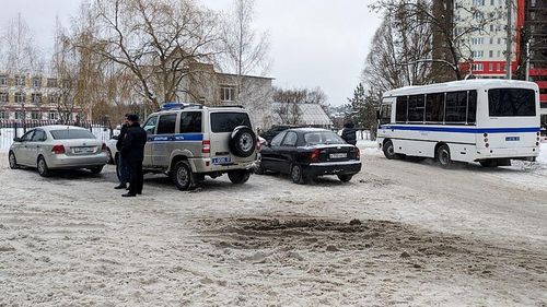 Оросын сургуульд сурагч гал нээж, амиа хорложээ