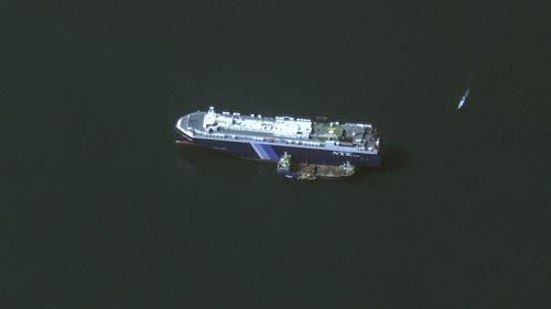 Улаан тэнгист хөлөг онгоц руу пуужингаар харважээ