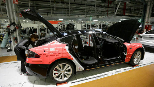 Tesla-ийн робот үйлдвэр дээр ажилчин руу халджээ