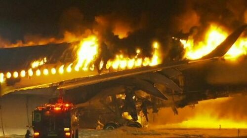 ВИДЕО: Токиогийн нисэх буудал дээр хоёр онгоц мөргөлдсөний улмаас таван хүн амиа алджээ