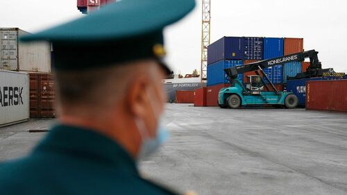 Монгол иргэд гаалийн ажилтанд хахууль өгөхийг завдсан хэргээр саатуулагджээ