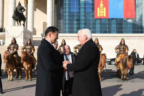 ФОТО: Ерөнхийлөгч У.Хүрэлсүх хүндэт зочноо Төв талбайд угтлаа