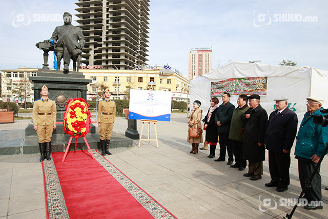 ФОТО: Х.Чойбалсан, Ю.Цэдэнбал, Ж.Батмөнх нарын хөшөөнд хүндэтгэл үзүүллээ